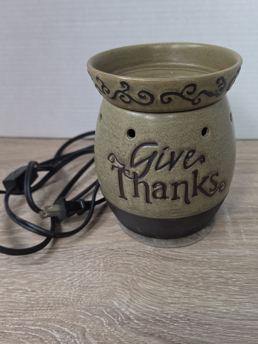 Retired SCENTSY Full-Size Brown Rustic Ceramic GIVE THANKS Wax Warmer Only